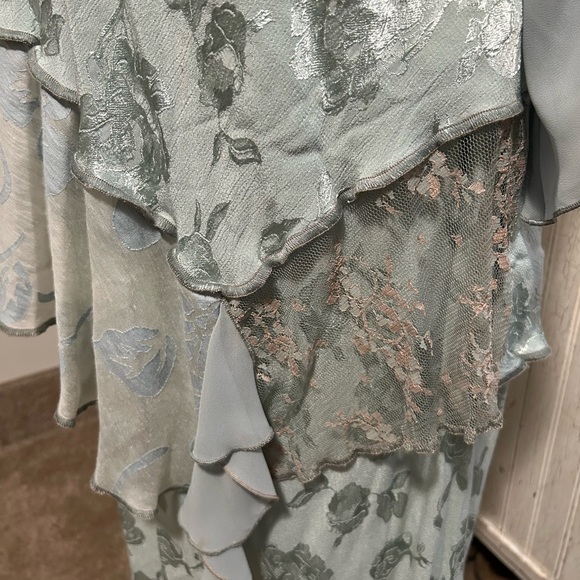 Chic Floral Long Sleeve Dress in Soft Green - Picture 4 of 5